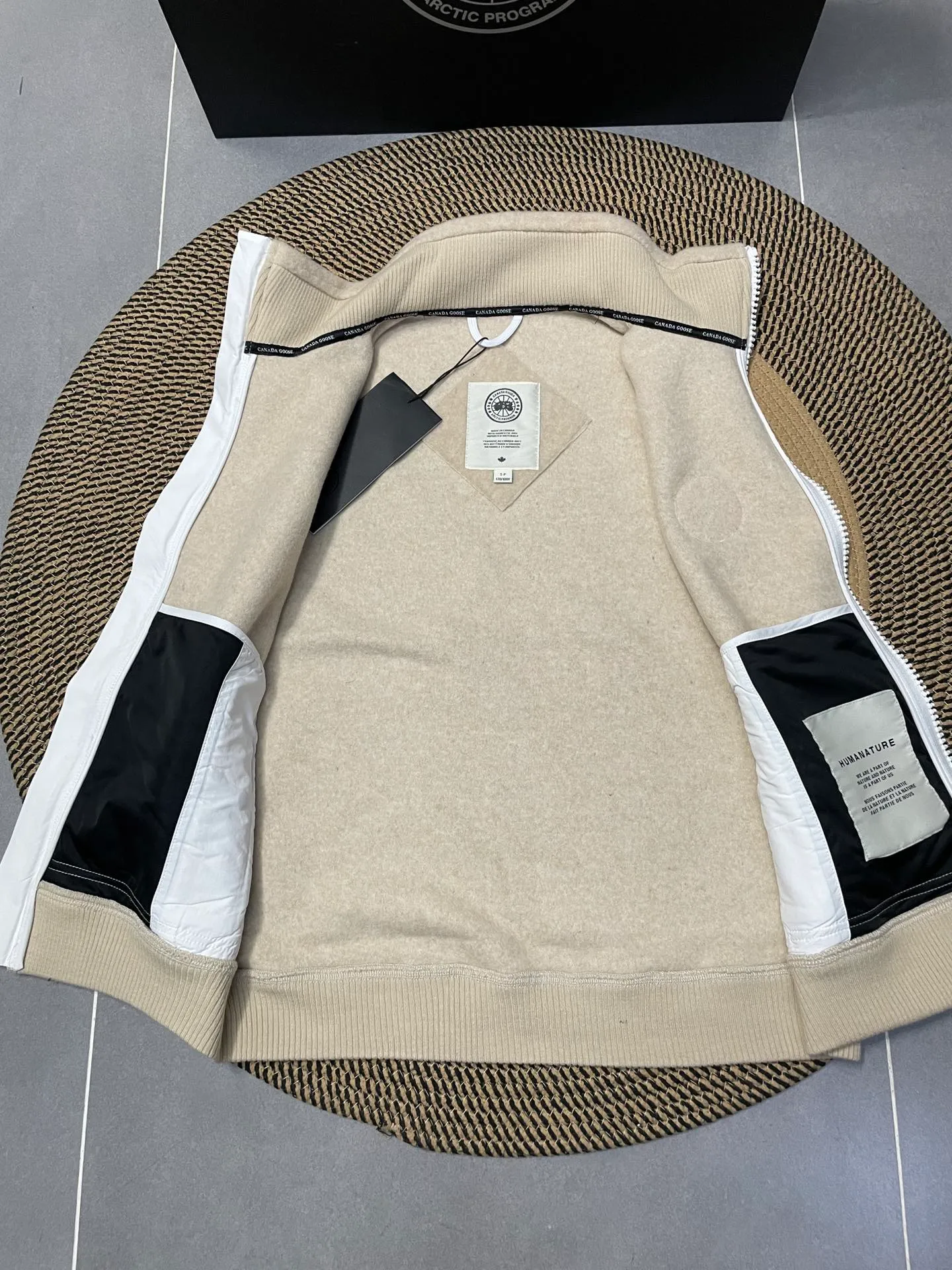 P600 Khaki CANADA GOOSE/Canada Goose Autumn and winter couple's fleece vest jacket 🔘Color: Black Gray Khaki Highest version Original fabric High version High quality) ⚠All details Fabric accessories craftsmanship (all 1:1 verified) (The owner is a "detail monster" so the goods he makes also pay attention to details) 1⃣ Distinguish the wrong version of the market goods: all go single line ❌ Our genuine 1:1 special machine presses the line (high requirements for machine workers) 2⃣ Differentiates the market from drawings and making goods. Fabric color difference is too big. You get what you pay for, not fast food. 3⃣ Differentiates the market from low-end versions to receive labels, hang tags, and wash labels. All our accessories are custom-made (approved level) 4⃣ Differentiates the market from the detail-free workmanship❌ Our workmanship: neckline, shoulder line, armholes, cuffs, hem (In order to increase the cost, we must also restore the original product: yoke taping, double needle threading🔍) Size: S-XXL